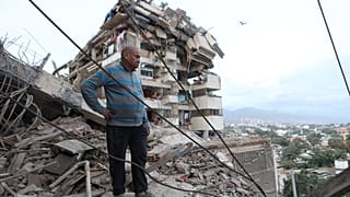 In La Guaira in Venezuela steht ein Mann zwischen den Trümmern eines eingestürzten Gebäudes nach einem Erdbeben.