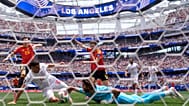 صحنه‌ای از مهار توپ در مقابل دروازه تیم ملی ایران در دیدار با بلژیک در جام جهانی ۲۰۲۶