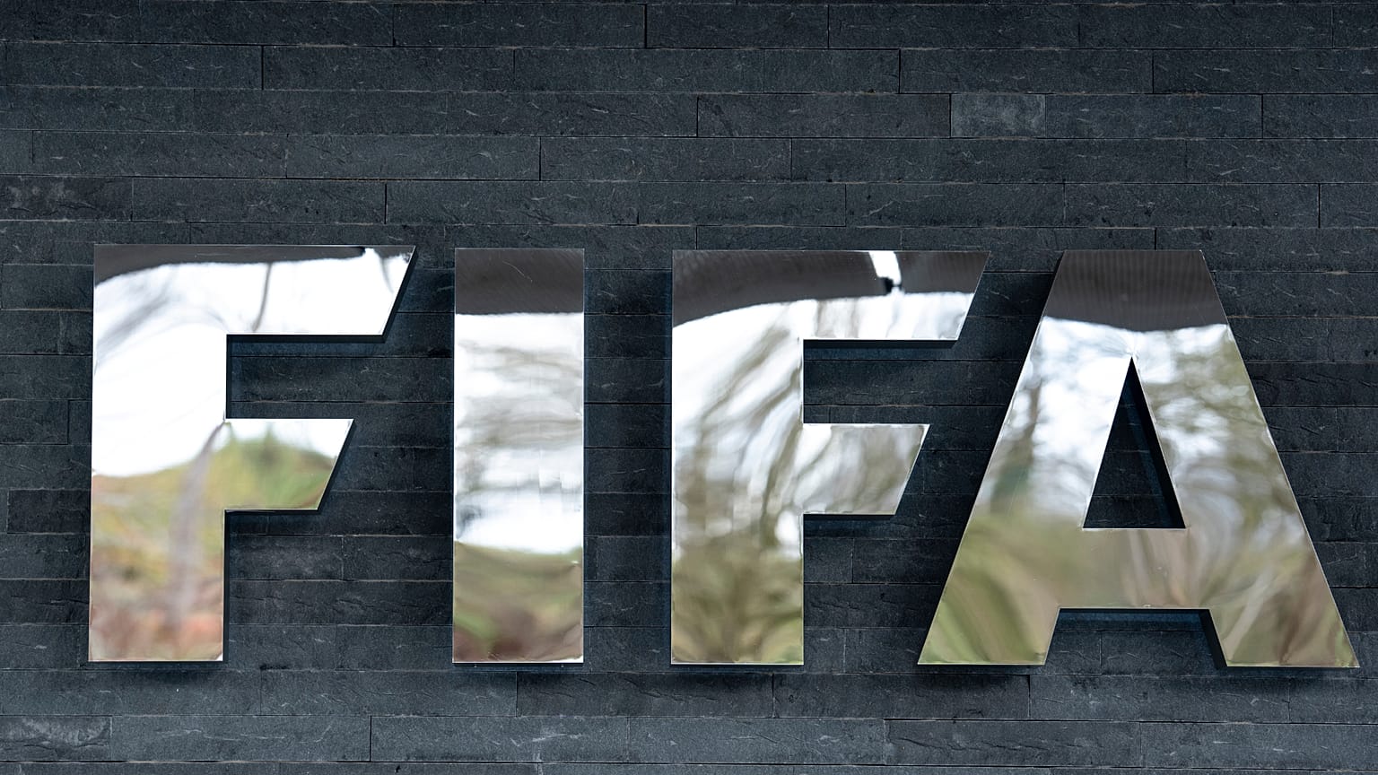 شعار الفيفا في مقر الفيفا في زيورخ، سويسرا، الخميس 20 نوفمبر 2025. (كلاوديو توما/كيستون عبر أسوشيتد برس)