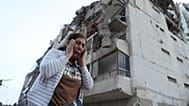 Una mujer pasa junto a un edificio dañado durante un terremoto en La Guaira, Venezuela, el jueves 25 de junio de 2026. (AP Photo/Pedro Mattey)