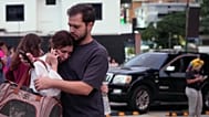 Personas se abrazan tras el terremoto en Caracas, Venezuela, el 24 de junio de 2026.