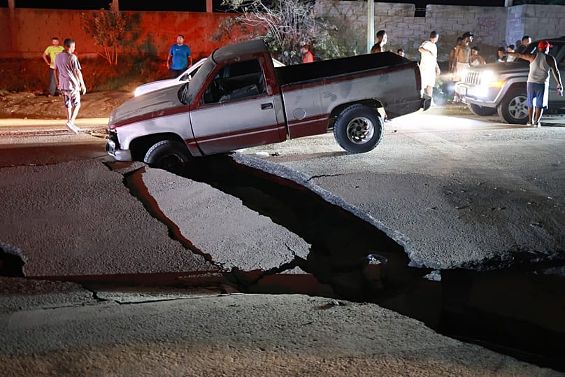 Un vehículo quedó atrapado en una grieta provocada por un terremoto en La Guaira, Venezuela