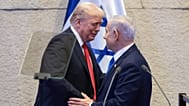 الرئيس الأمريكي دونالد ترامب يتحدث مع رئيس الوزراء الإسرائيلي بنيامين نتنياهو في الكنيست، 13 أكتوبر 2025.