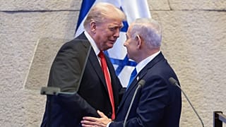 الرئيس الأمريكي دونالد ترامب يتحدث مع رئيس الوزراء الإسرائيلي بنيامين نتنياهو في الكنيست، 13 أكتوبر 2025.