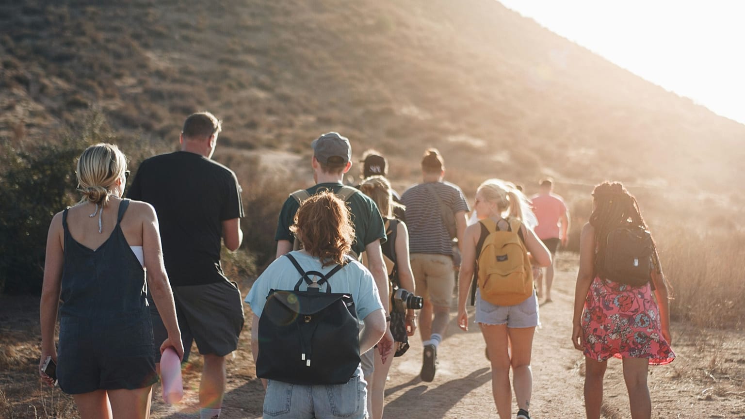 Nuove ricerche mostrano che è più facile fare amicizia in viaggio che in contesti più tradizionali.