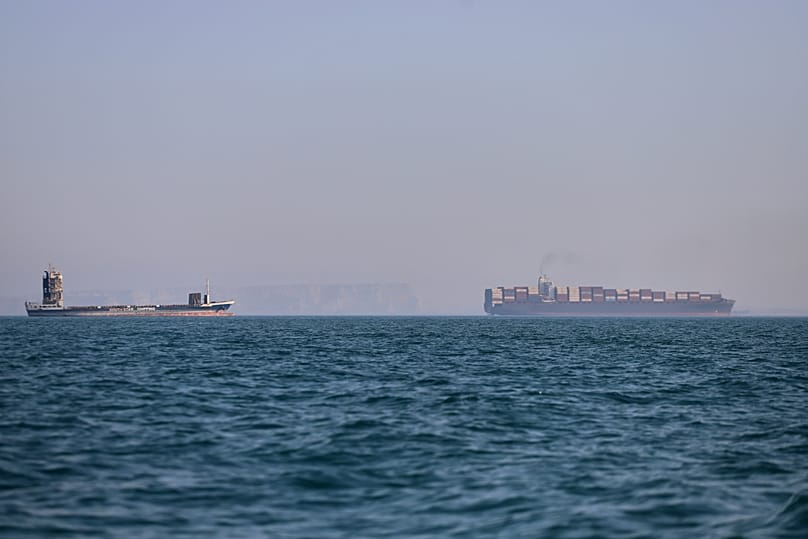 Ένα πλοίο μεταφοράς εμπορευματοκιβωτίων, δεξιά, και ένα φορτηγό πλοίο διακρίνονται στα Στενά του Ορμούζ, ανοικτά του Μπαντάρ Αμπάς, Ιράν, Τετάρτη 17 Ιουνίου 2026.