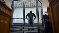 أندريه بيفوفاروف، المدير السابق لمنظمة "روسيا المفتوحة"، يقف داخل قفص المتهمين خلال جلسة محاكمته في مدينة كراسنودار الروسية، في 2 يونيو 2021.