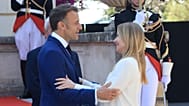 Il presidente francese Emmanuel Macron accoglie la premier Giorgia Meloni ad Antibes (25 giugno 2026)