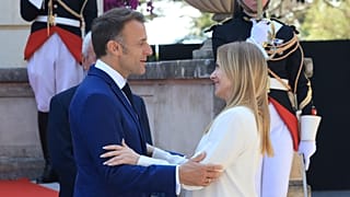 Il presidente francese Emmanuel Macron accoglie la premier Giorgia Meloni ad Antibes (25 giugno 2026)