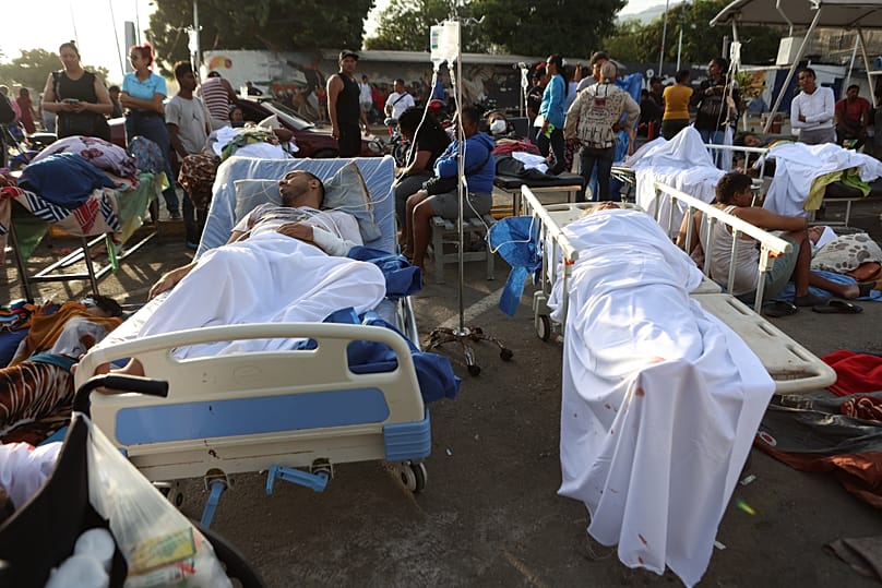 Pacientes yacen fuera de un hospital evacuado tras sufrir daños por un terremoto en Catia La Mar, Venezuela, el jueves 25 de junio de 2026. ((AP Photo/Pedro Mattey)