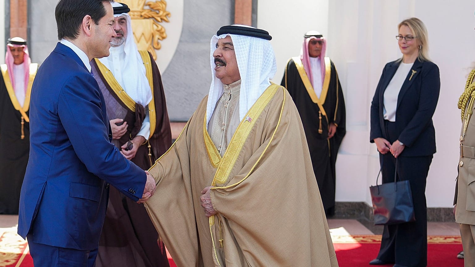 وزير الخارجية الأمريكي ماركو روبيو (يسار) وملك البحرين حمد بن عيسى آل خليفة يتبادلان التحية بعد اجتماعهما، بينما تنظر سفيرة الولايات المتحدة لدى البحرين ستيفاني هاليت (يمين)، 