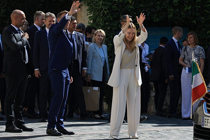 Macron et Meloni saluent la foule en quittant le musée Picasso après y avoir effectué une visite dans le cadre d'un sommet franco-italien à Antibes, le 25 juin 2026