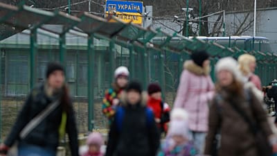 Cidadãos ucranianos na passagem fronteiriça de Medyka, na Polónia