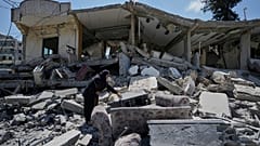 حنان قبيسي تتفقد منزلها الذي دمرته غارات إسرائيلية سابقة في مدينة النبطية جنوبي لبنان، الأربعاء 24 يونيو 2026.