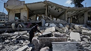 حنان قبيسي تتفقد منزلها الذي دمرته غارات إسرائيلية سابقة في مدينة النبطية جنوبي لبنان، الأربعاء 24 يونيو 2026.