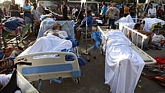 Ασθενείς έξω από νοσοκομείο που εκκενώθηκε στην Κάτια Λα Μαρ της Βενεζουέλας