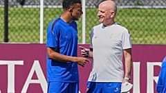 Les joueurs de l'équipe de France aux côtés de l'entraîneur adjoint, Guy Stephan (à droite), à l'université Bentley, près de Boston, jeudi 25 juin 2026.