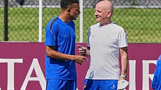 Les joueurs de l'équipe de France aux côtés de l'entraîneur adjoint, Guy Stephan (à droite), à l'université Bentley, près de Boston, jeudi 25 juin 2026.