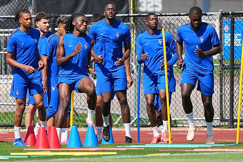 Ousmane Dembélé, 2ème à partir de la droite, aux côtés de ses coéquipiers et de l'entraîneur adjoint de l'équipe de France, Guy Stéphan, à l'université Bentley, 25 juin 2026.