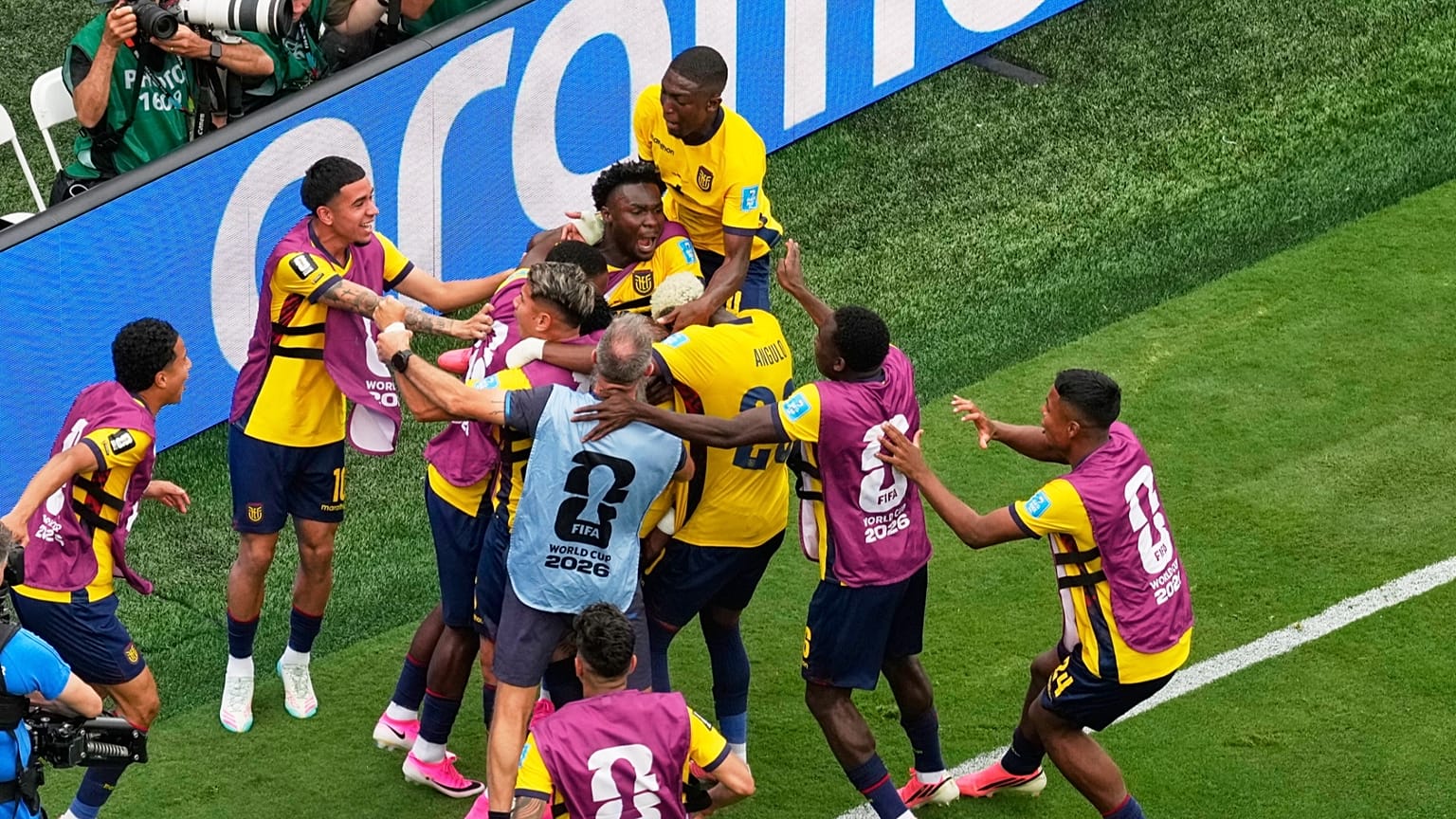 Gonzalo Plata (19) de Ecuador celebra su gol que puso a su equipo por delante en el marcador durante el partido de la Copa del Mundo contra Alemania, el 25 de junio de 2026.