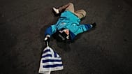 Un aficionado observa la retransmisión del partido del Mundial entre Uruguay y Cabo Verde en una calle del centro de Montevideo, la capital uruguaya, el 21 de junio de 2026