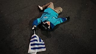 Un aficionado observa la retransmisión del partido del Mundial entre Uruguay y Cabo Verde en una calle del centro de Montevideo, la capital uruguaya, el 21 de junio de 2026