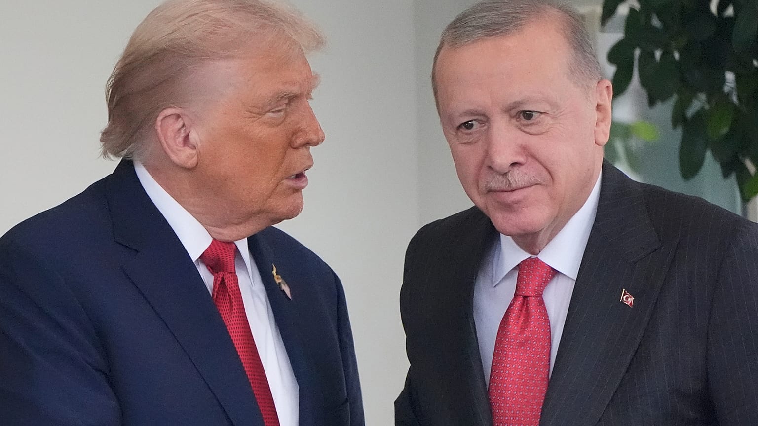 الرئيس دونالد ترامب يحيي الرئيس التركي رجب طيب أردوغان في البيت الأبيض، الخميس 25 سبتمبر 2025، في واشنطن. (AP Photo/أليكس براندون)