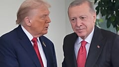 الرئيس دونالد ترامب يحيي الرئيس التركي رجب طيب أردوغان في البيت الأبيض، الخميس 25 سبتمبر 2025، في واشنطن. (AP Photo/أليكس براندون)