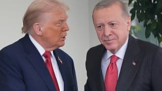 الرئيس دونالد ترامب يحيي الرئيس التركي رجب طيب أردوغان في البيت الأبيض، الخميس 25 سبتمبر 2025، في واشنطن. (AP Photo/أليكس براندون)