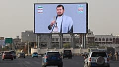 سيارات تمر تحت لوحة إعلانية تظهر زعيم الحوثيين عبد الملك الحوثي، في صنعاء، اليمن، الثلاثاء 9 يونيو 2026.