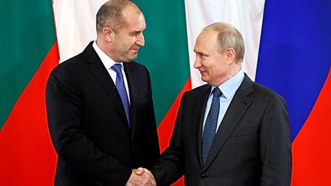 El presidente ruso Vladímir Putin da la mano al entonces primer ministro búlgaro y hoy presidente Rumen Radev en San Petersburgo, Rusia, el seis de junio de 2019.