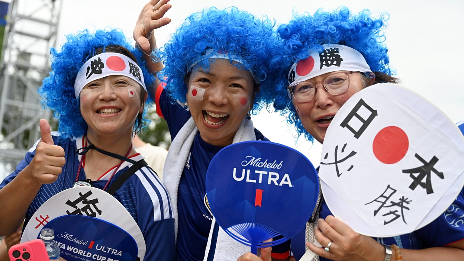Tifosi in festa fuori dallo stadio prima della partita del gruppo F del Mondiale tra Giappone e Svezia ad Arlington.