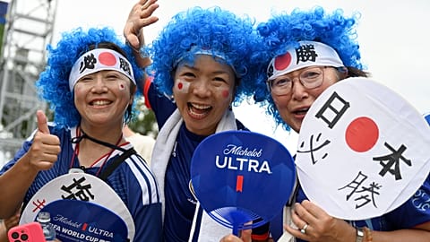 Les supporters acclament devant le stade avant le match du groupe F de la Coupe du monde entre le Japon et la Suède à Arlington