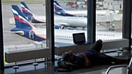 Иллюстрационное фото. Пассажир ожидает посадки в аэропорту Шереметьево. 9 июля 2013 года