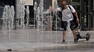 Un homme se rafraîchit à une fontaine lors d'une vague de chaleur à Saint-Germain-en-Laye, à l'ouest de Paris, le jeudi 25 juin 2026.