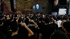 أنصار حزب الله يرفعون قبضاتهم وهم يستمعون إلى خطاب زعيم حزب الله الشيخ نعيم قاسم خلال خطبة بمناسبة اليوم الأول من عاشوراء