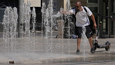 Les décès ont augmenté dans tous les lieux — hôpitaux, domiciles privés et maisons de retraite — avec près de la moitié survenant à l’hôpital.