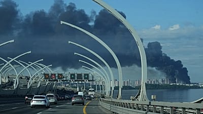 FILE: Vê-se uma coluna de fumo negro sobre o porto de São Petersburgo, Rússia, em 3 de junho de 2026, após um ataque de drones ucranianos.