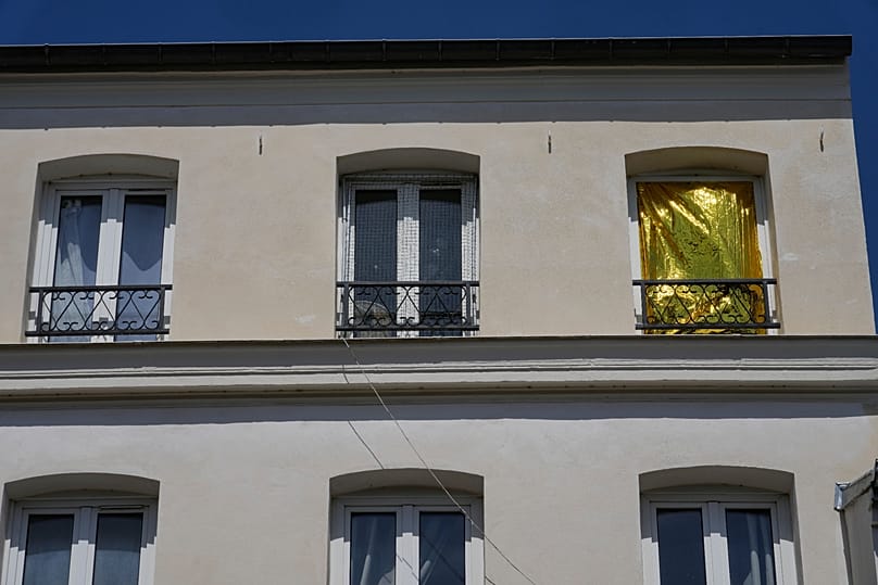 Uma manta térmica cobre uma janela para ajudar a manter o calor do lado de fora durante uma onda de calor em Saint-Germain-en-Laye, a oeste de Paris, quinta-feira, 25 de junho de 2026.