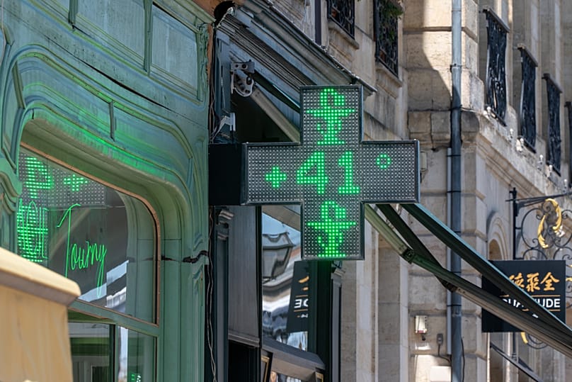 Um letreiro de uma farmácia mostra a temperatura de 41 graus Celsius (105,8 graus Fahrenheit) em Bordéus, no sudoeste de França, em 23 de junho de 2026