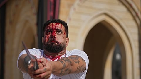 رجل ينزف من جرح طقسي في الرأس خلال إحياء عاشوراء.