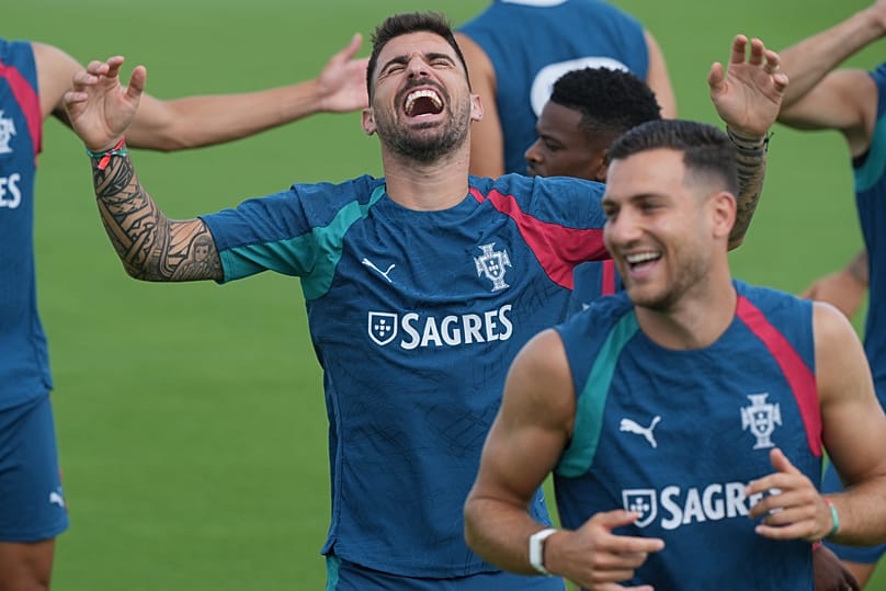 Diogo Dalot (à direita) e Rúben Neves (à esquerda) bem-dispostos no treino de Portugal, Palm Beach, 25 junho 2026
