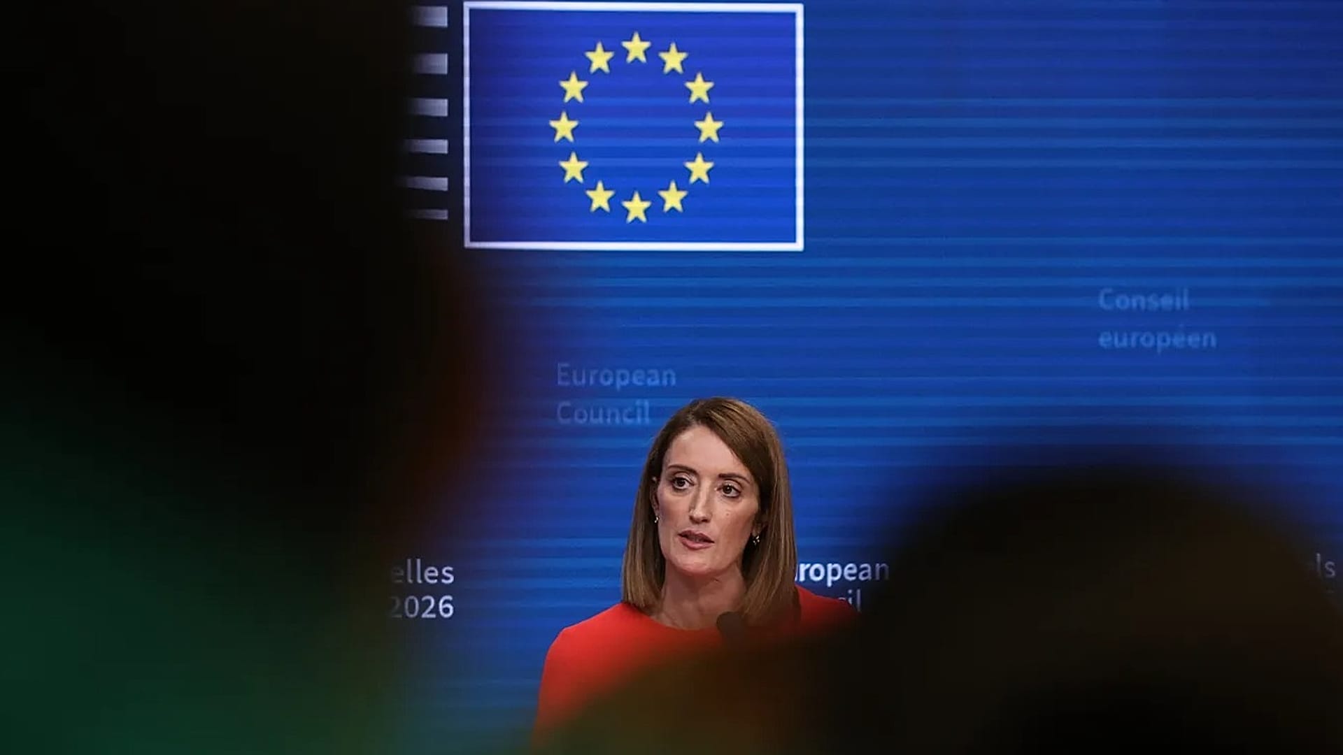 La presidenta del Parlamento Europeo, Roberta Metsola, conversa con periodistas durante una rueda de prensa en Bruselas.