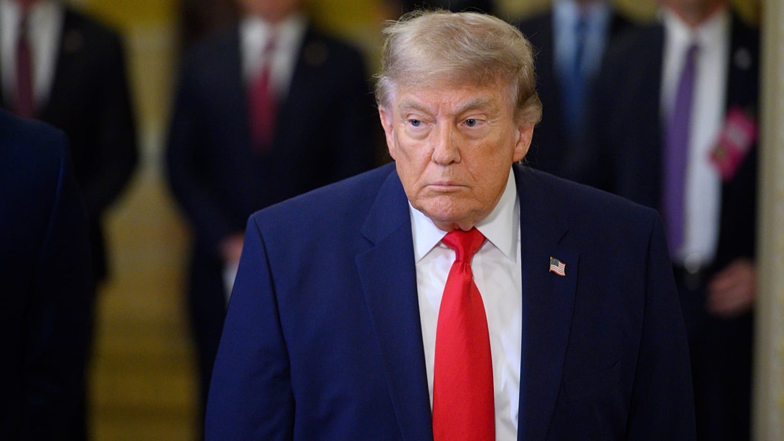 Il presidente Donald Trump parla con i giornalisti dopo essere arrivato al Campidoglio per un pranzo con i senatori repubblicani, a Washington, mercoledì 24 giugno 2026.