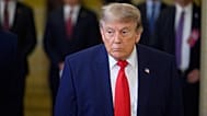 Il presidente Donald Trump parla con i giornalisti dopo essere arrivato al Campidoglio per un pranzo con i senatori repubblicani, a Washington, mercoledì 24 giugno 2026.