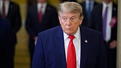 Il presidente Donald Trump parla con i giornalisti dopo essere arrivato al Campidoglio per un pranzo con i senatori repubblicani, a Washington, mercoledì 24 giugno 2026.
