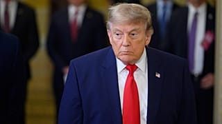 Il presidente Donald Trump parla con i giornalisti dopo essere arrivato al Campidoglio per un pranzo con i senatori repubblicani, a Washington, mercoledì 24 giugno 2026.