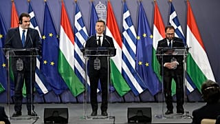 Magyar Péter miniszterelnök (k), Kármán András pénzügyminiszter (j) és Kiriákosz Pierakákisz (b)