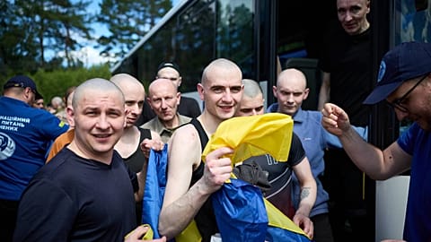 Prisioneros de guerra ucranianos reaccionan tras un intercambio de prisioneros en un lugar no revelado de Ucrania, viernes 26 de junio de 2026.