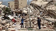 Los residentes buscan entre los escombros de las casas dañadas durante el terremoto y las réplicas que azotaron La Guaira, Venezuela, el 25 de junio de 2026.